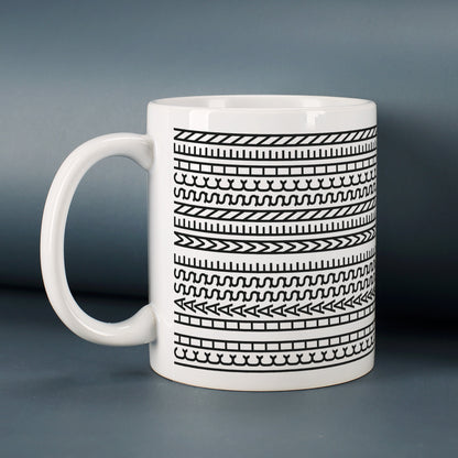 Produktansicht der weißen Keramiktasse mit versteckter Botschaft vor dunklem Hintergrund