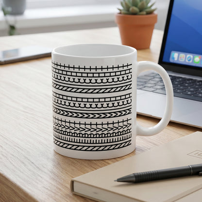 Moderne Keramiktasse mit Musterdesign auf einem Schreibtisch im Homeoffice