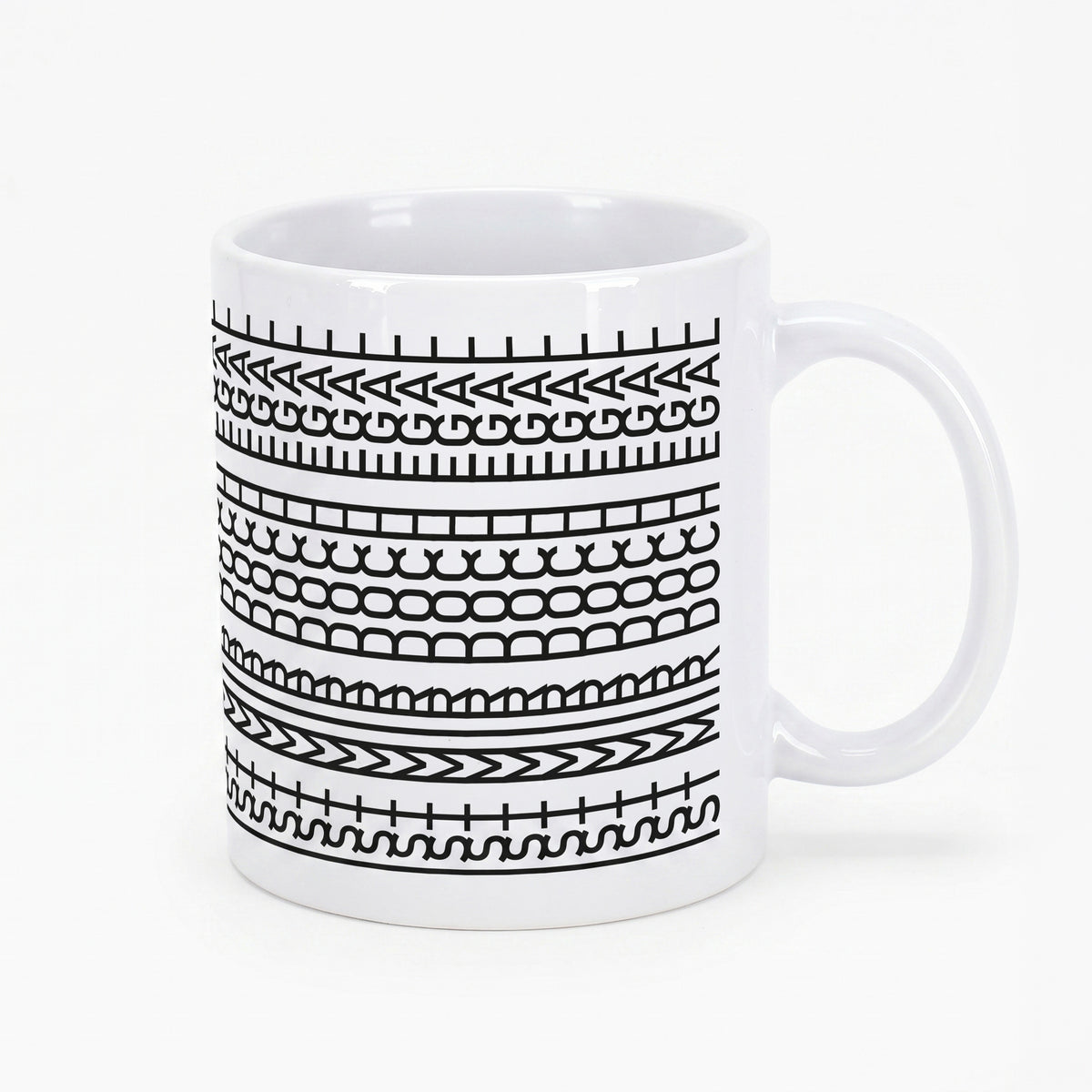 Freigestellte Produktansicht der Tasse mit modernem Musterdesign und verstecktem Schriftzug
