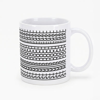 Freigestellte Produktansicht der Tasse mit modernem Musterdesign und verstecktem Schriftzug