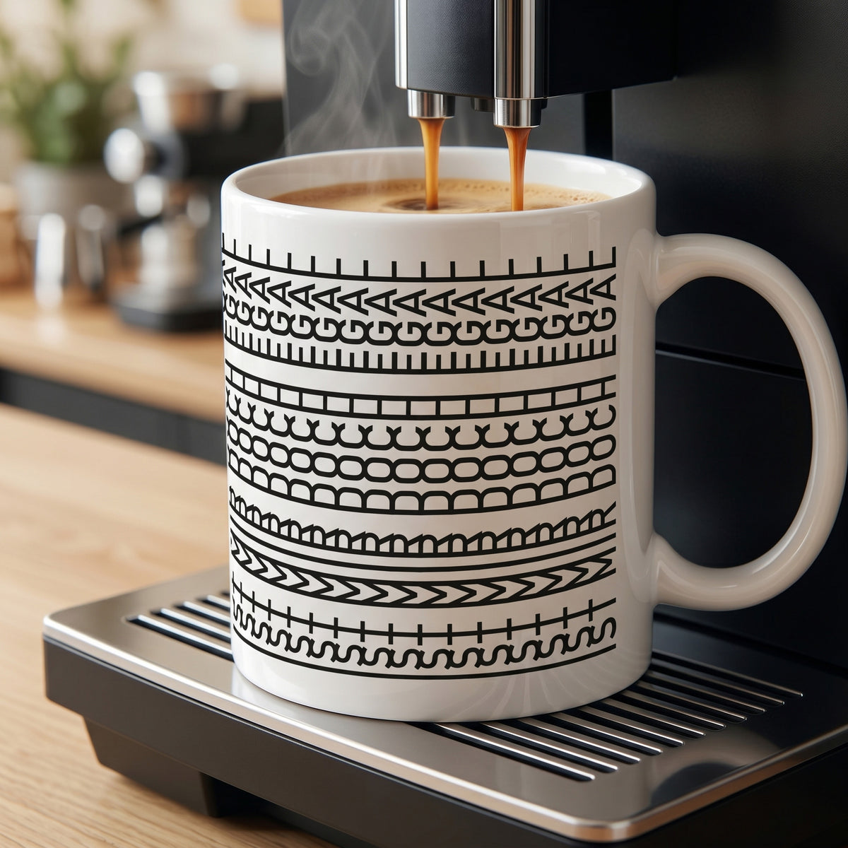 Lustige Tasse mit modernem Musterdesign unter einer Kaffeemaschine beim Befüllen