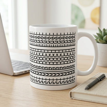 Keramiktasse mit versteckter Botschaft auf einem Schreibtisch neben Laptop und Notizbuch