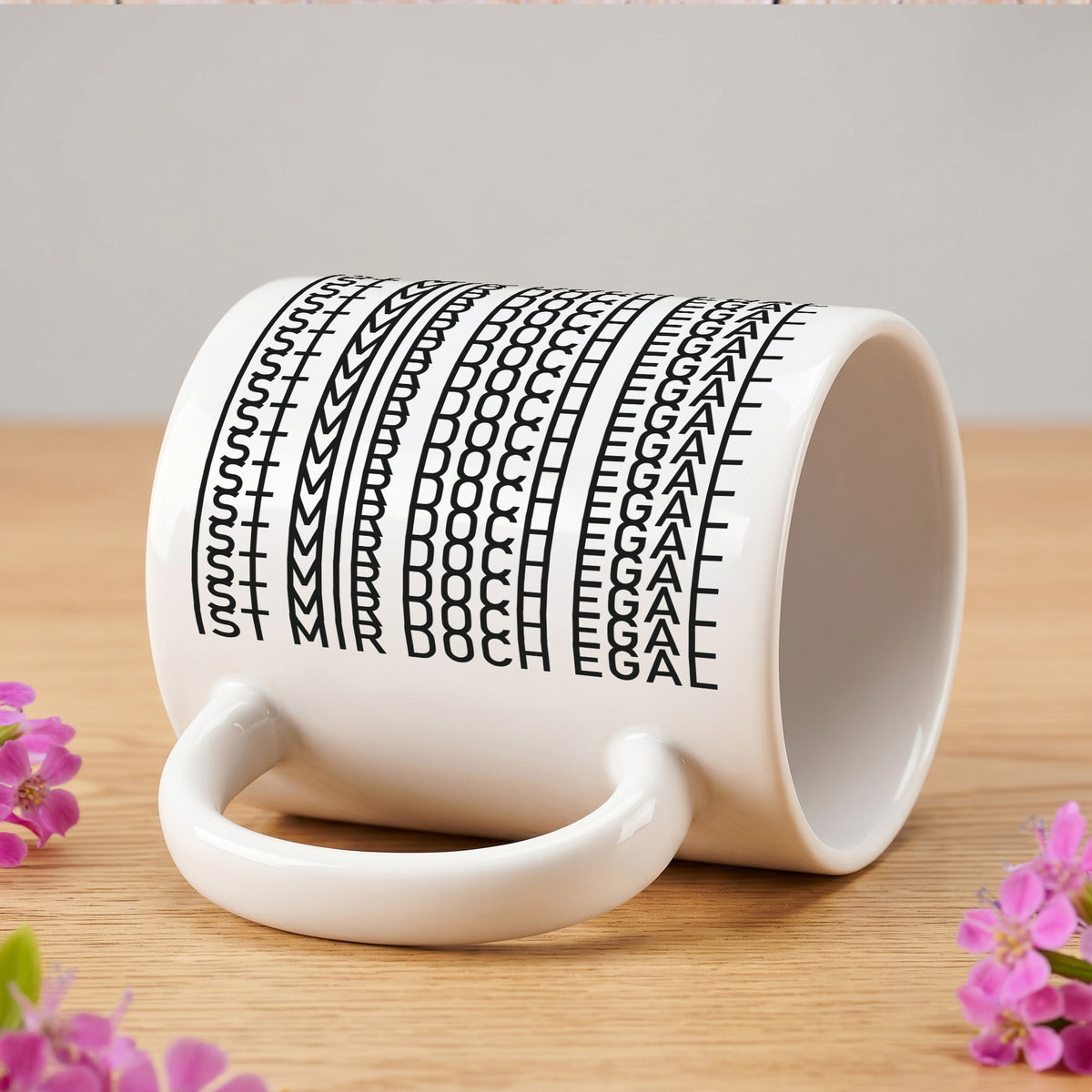 Seitlich liegende Tasse mit verstecktem Schriftzug „IST MIR DOCH EGAL“ auf Holztisch