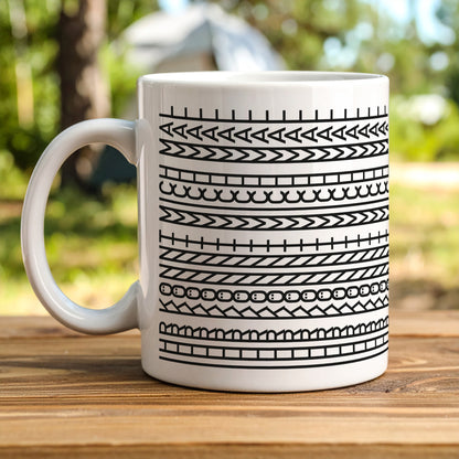 Kaffeetasse mit versteckter Botschaft auf einem Holztisch im Außenbereich