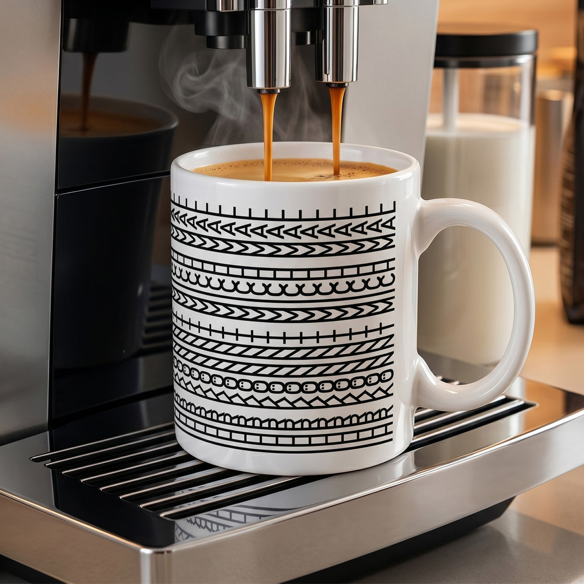 Keramiktasse mit versteckter Botschaft unter einer Kaffeemaschine beim Befüllen mit Kaffee