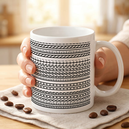 Kaffeetasse mit versteckter Botschaft in der Hand, dekoriert mit Kaffeebohnen auf hellem Tisch