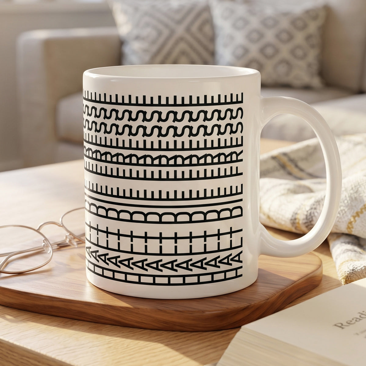 Kaffeetasse mit grafischem Schwarz-Weiß-Muster und verstecktem Spruch auf Holzbrett im gemütlichen Wohnambiente