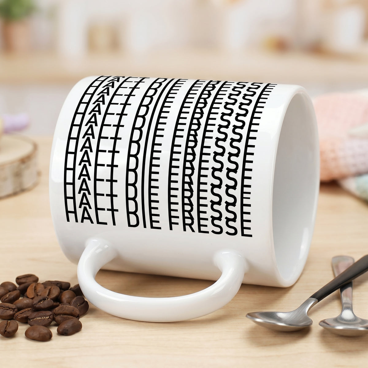 Liegende weiße Tasse mit sichtbarer versteckter Botschaft „Halt die Fresse“ im schwarzen Buchstabenmuster