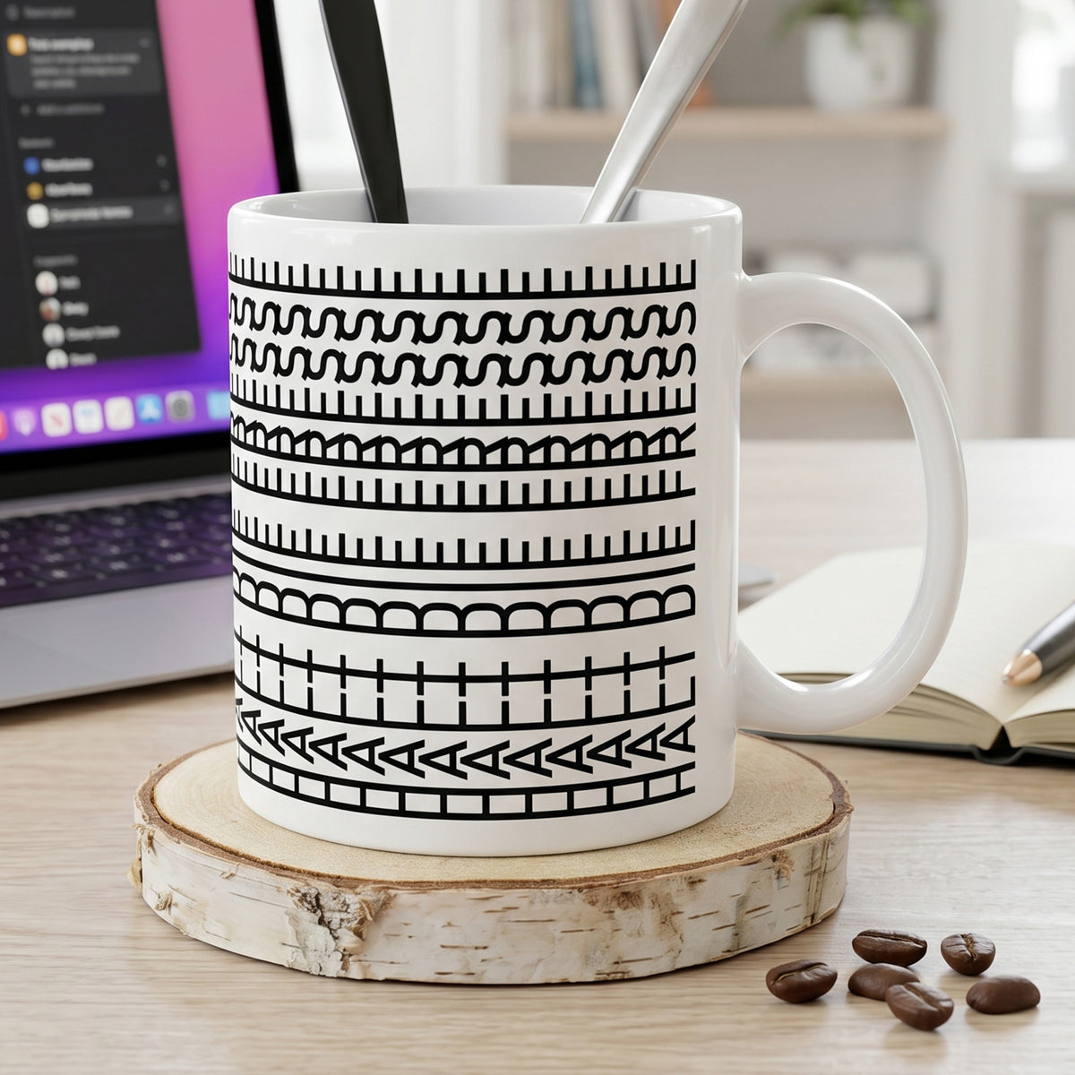 Kaffeetasse mit versteckter Botschaft als Stiftebecher auf Schreibtisch mit Laptop und Kaffeebohnen