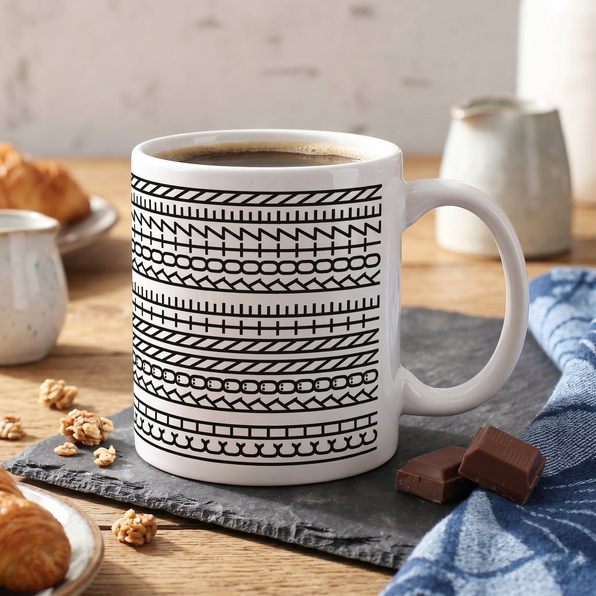 Weiße Kaffeetasse mit schwarzem Muster, Kaffee und Schokolade als lustiges Geschenk mit schwarzem Humor