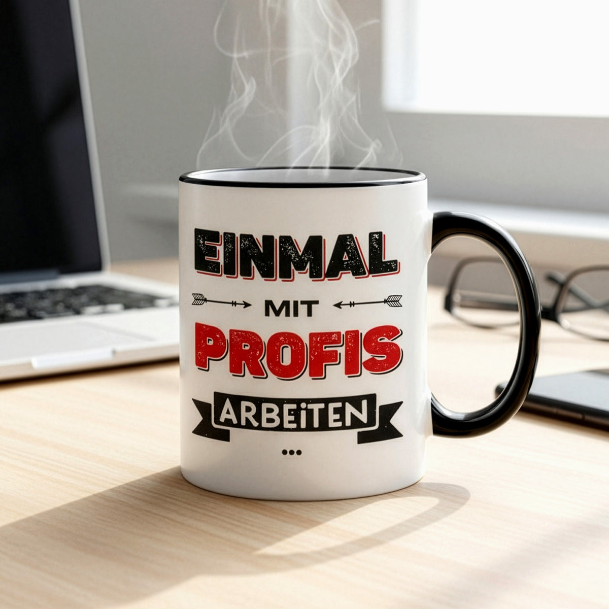 Keramiktasse Einmal mit Profis arbeiten gefüllt mit Kaffee am Schreibtisch