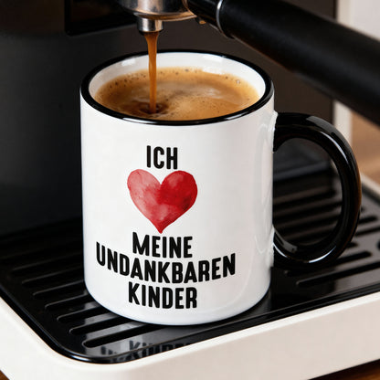 Keramiktasse mit schwarzem Henkel und Spruch „Ich liebe meine undankbaren Kinder“ beim Befüllen mit Kaffee