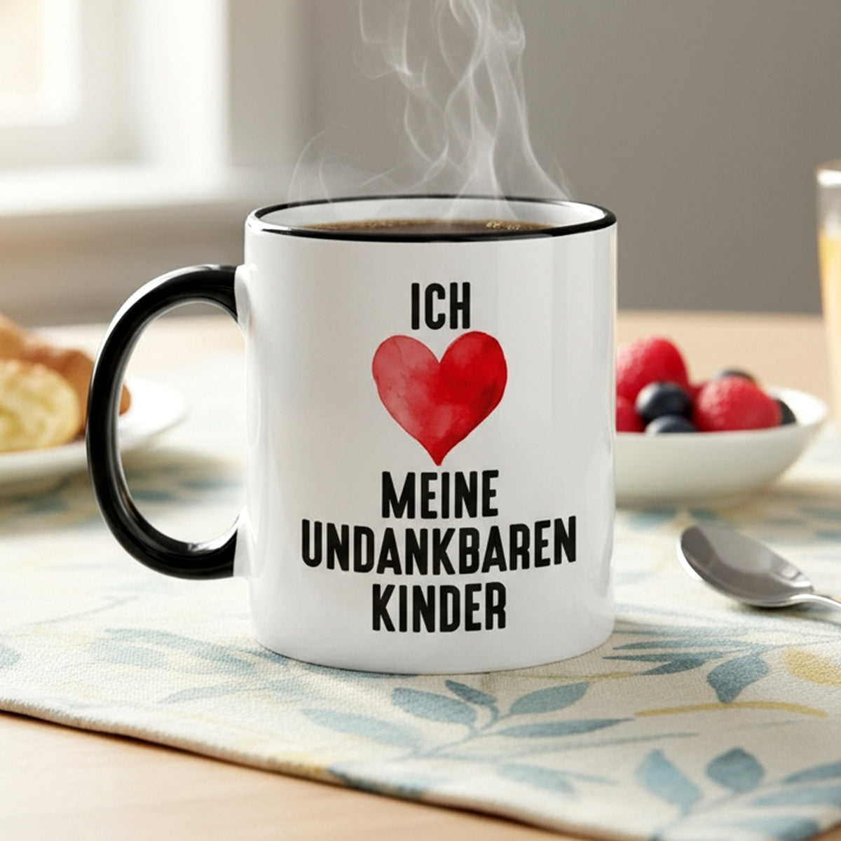 Kaffeetasse mit Herzmotiv und frechem Spruch auf dem Frühstückstisch