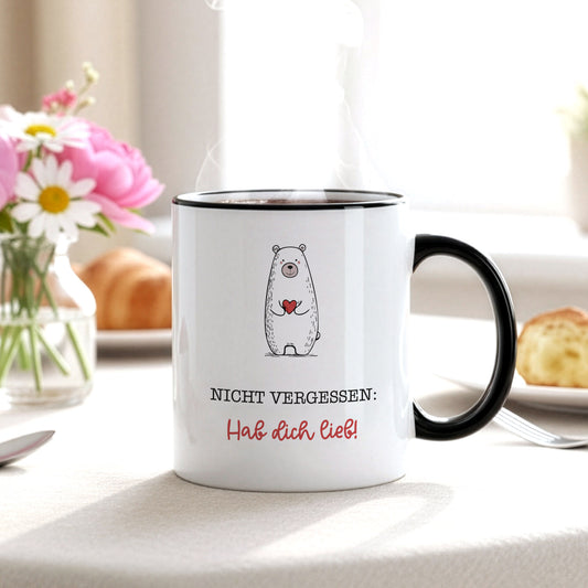 Liebevolle Bärenmotiv-Tasse „Hab dich lieb“ auf einem gedeckten Frühstückstisch mit Blumen und Croissant.