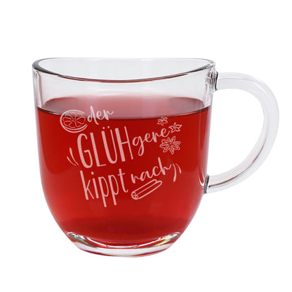 Freigestellte Glastasse von Leonardo mit Gravur „Der GLÜHgere kippt nach“, gefüllt mit Glühwein