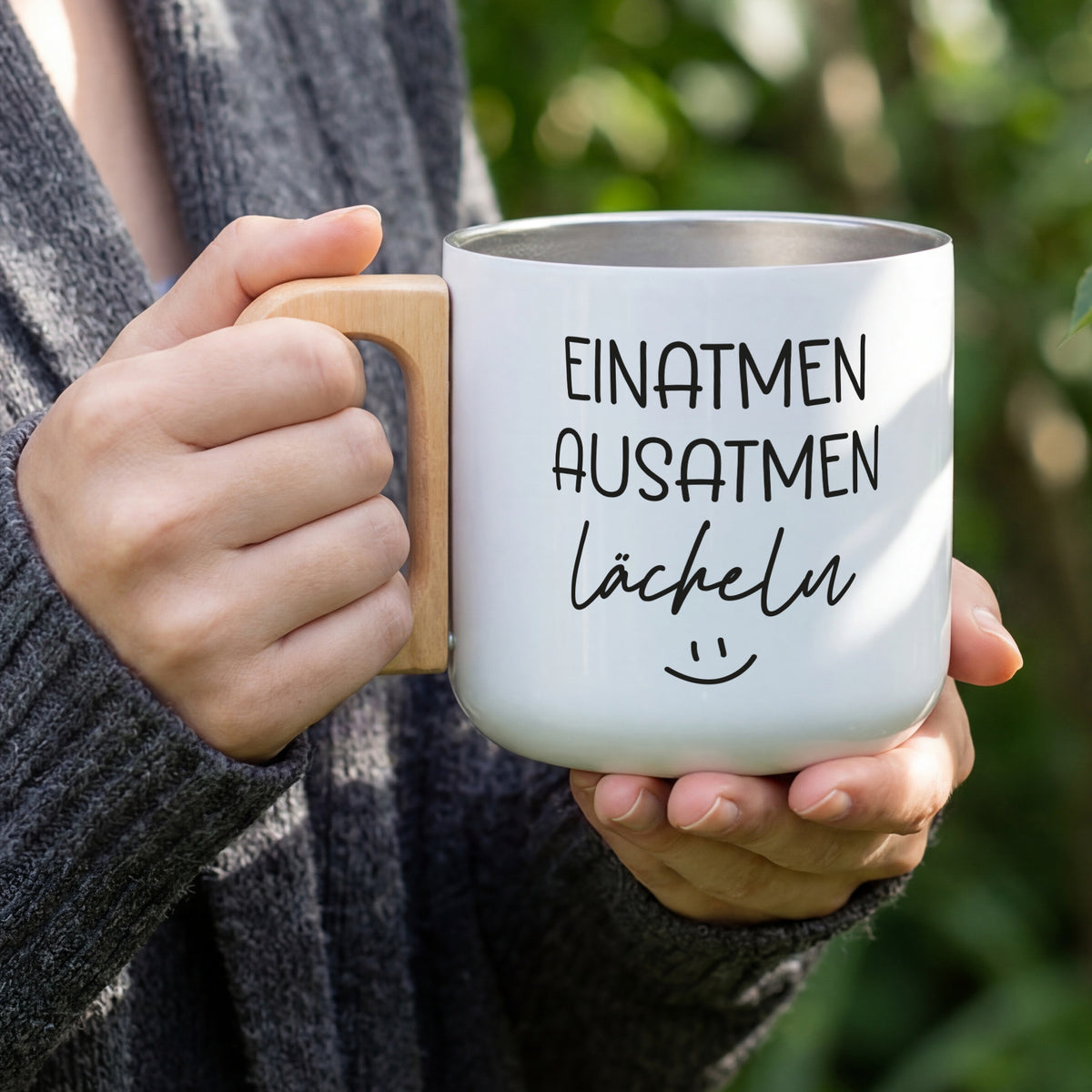 Weißer Edelstahlbecher mit Holzgriff und schwarzem Spruch Einatmen Ausatmen Lächeln