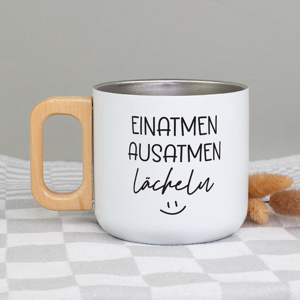 Weiße Metalltasse mit Holzgriff, Smile-Motiv und Spruch für entspannte Pausen