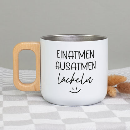 Weiße Metalltasse mit Holzgriff, Smile-Motiv und Spruch für entspannte Pausen