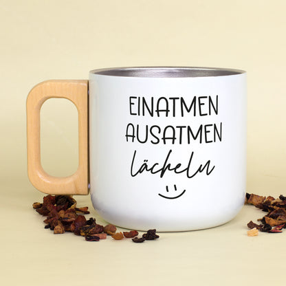 Doppelwandiger Edelstahlbecher in Weiß mit Holzgriff und schwarzem Druckmotiv