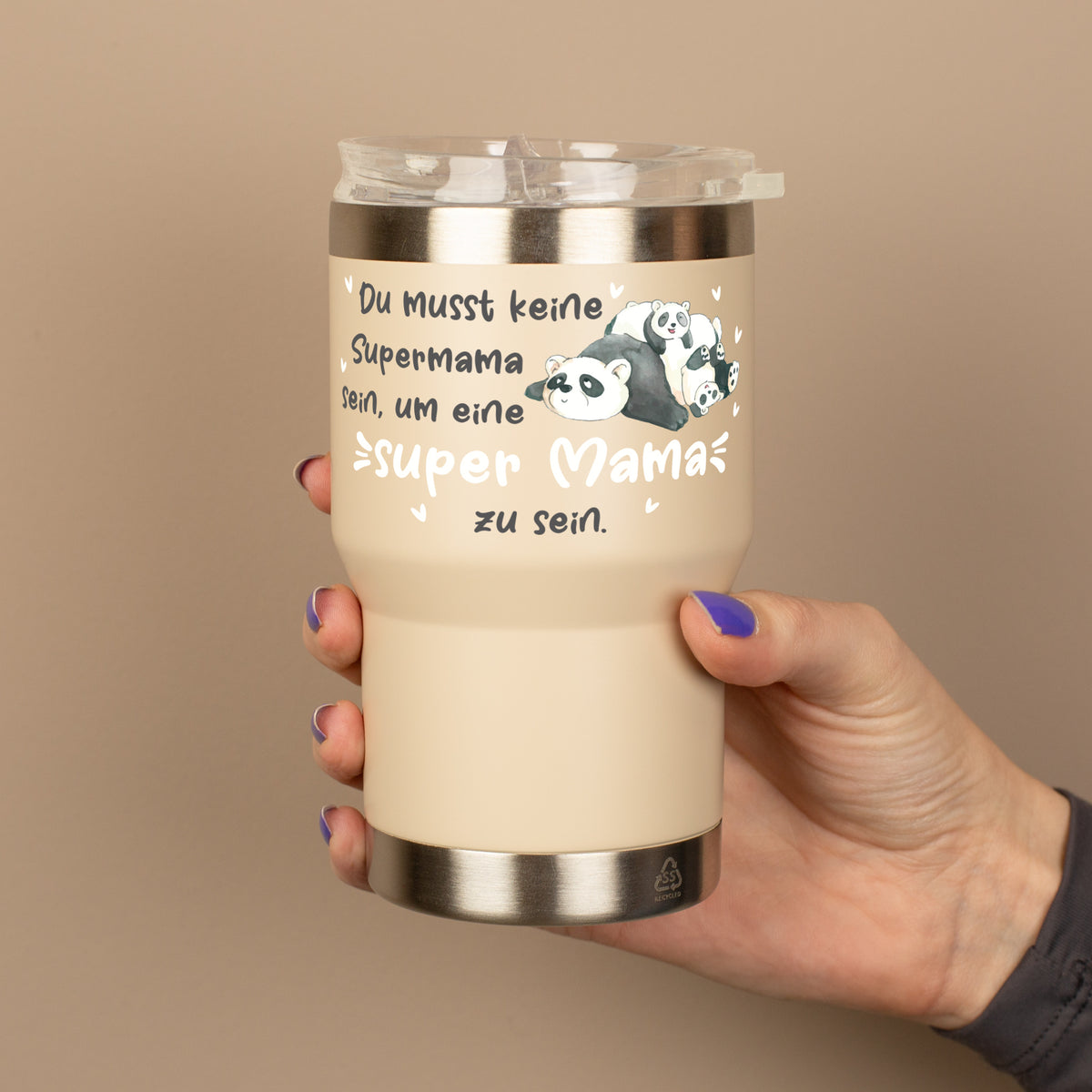 Thermobecher beige in der Hand gehalten mit Panda Mama Motiv