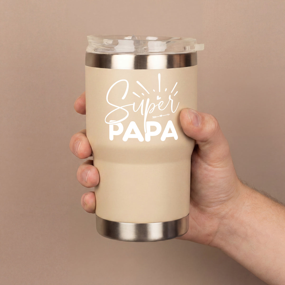 Beiger Thermobecher mit Super Papa Motiv in der Hand, Geschenkidee zum Vatertag