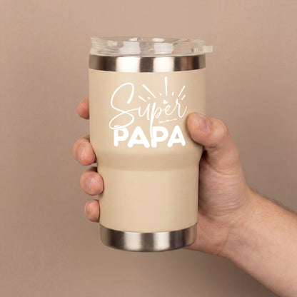 Beiger Thermobecher mit Super Papa Motiv in der Hand, Geschenkidee zum Vatertag
