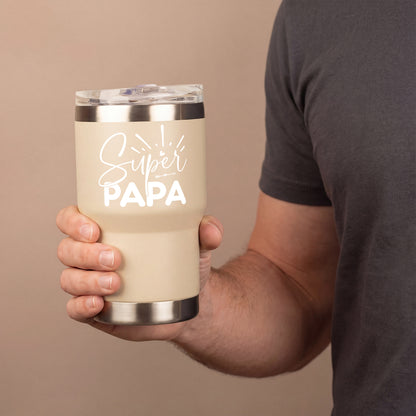 Beiger Thermobecher mit weißem Super Papa Schriftzug in der Hand eines Mannes
