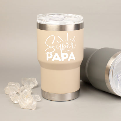 Beiger Thermobecher mit Super Papa Aufdruck auf dunkler Steinplatte