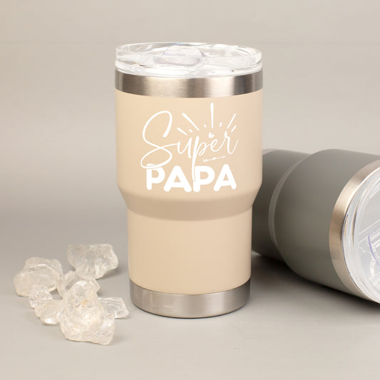 Beiger Thermobecher mit Super Papa Aufdruck auf dunkler Steinplatte