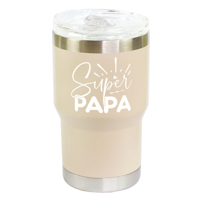 Beiger Thermobecher mit Super Papa Motiv freigestellt auf hellem Hintergrund