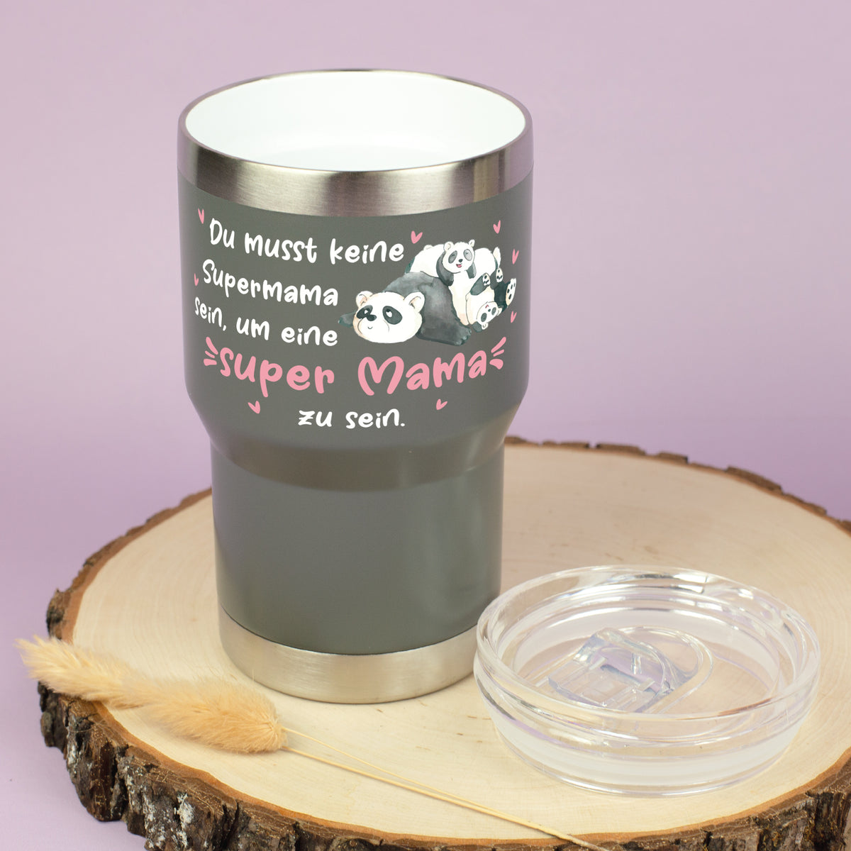 Thermobecher grau mit Panda Motiv auf Holzunterlage mit abgenommenem Deckel