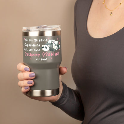 Thermobecher grau in der Hand gehalten mit Panda Mama Design und Spruch