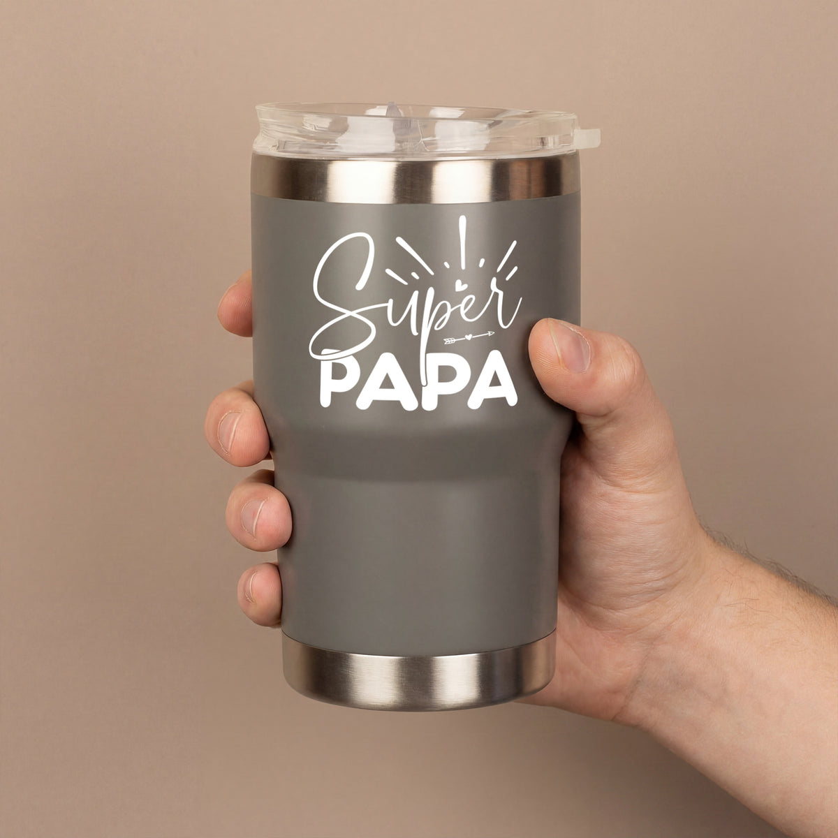 Grauer Thermobecher mit weißem Super Papa Schriftzug als Geschenk für Papa, in der Hand gehalten