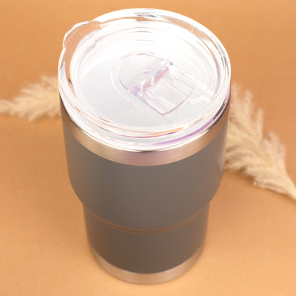 Draufsicht auf grauen Thermobecher mit transparentem Deckel und Schiebetrinköffnung