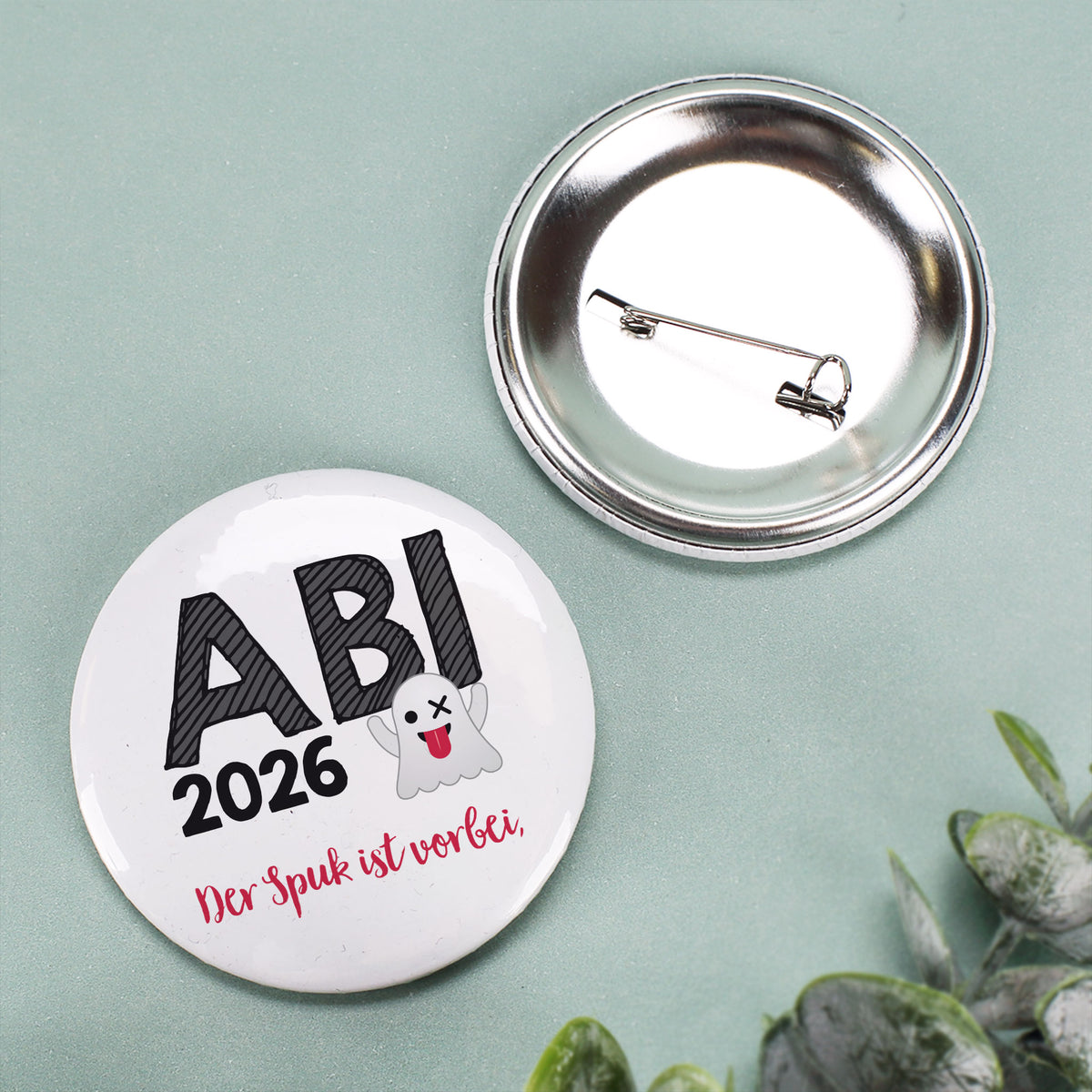 Anstecker zum Schulabschluss auf neutralem Hintergrund