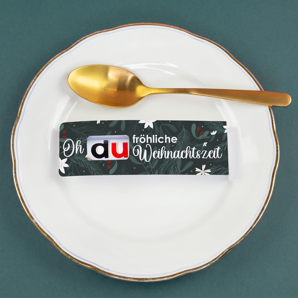 duplo Riegel als Gastgeschenk und süße Tischdeko auf einem festlich gedeckten Teller
