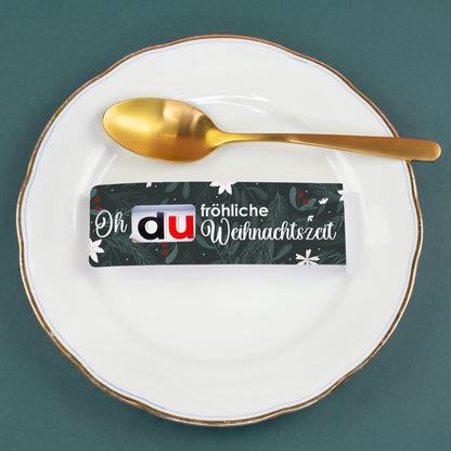 duplo Riegel als Gastgeschenk und süße Tischdeko auf einem festlich gedeckten Teller