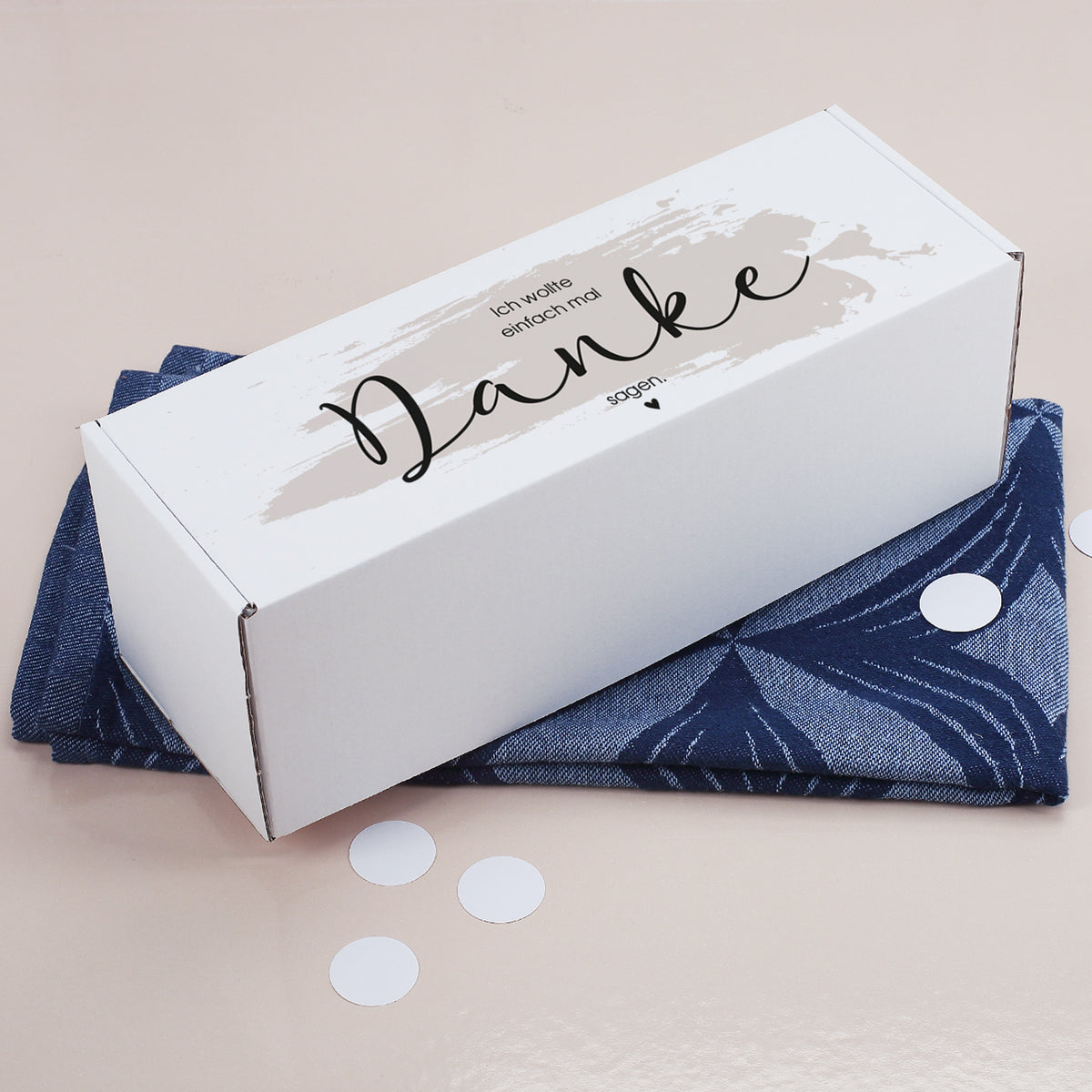 Seitliche Perspektive der Geschenkbox, Fokus auf schlichtem Kartonmaterial ohne Aufdruck.