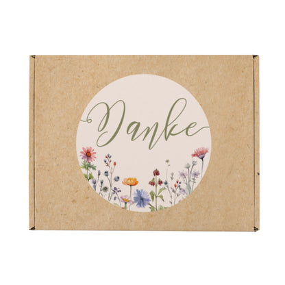 Freigestellte mittelgroße Geschenkbox mit floraler Danke-Bedruckung und naturbraunem Gesamtlook