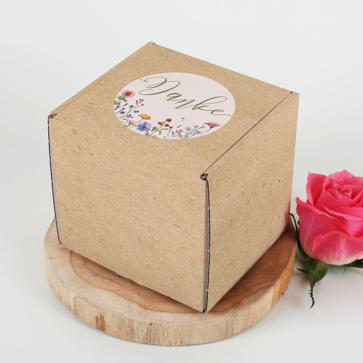 Naturfarbene Geschenkbox mit Blumendruck und Danke-Schriftzug – liebevoll dekoriert mit rosa Rose