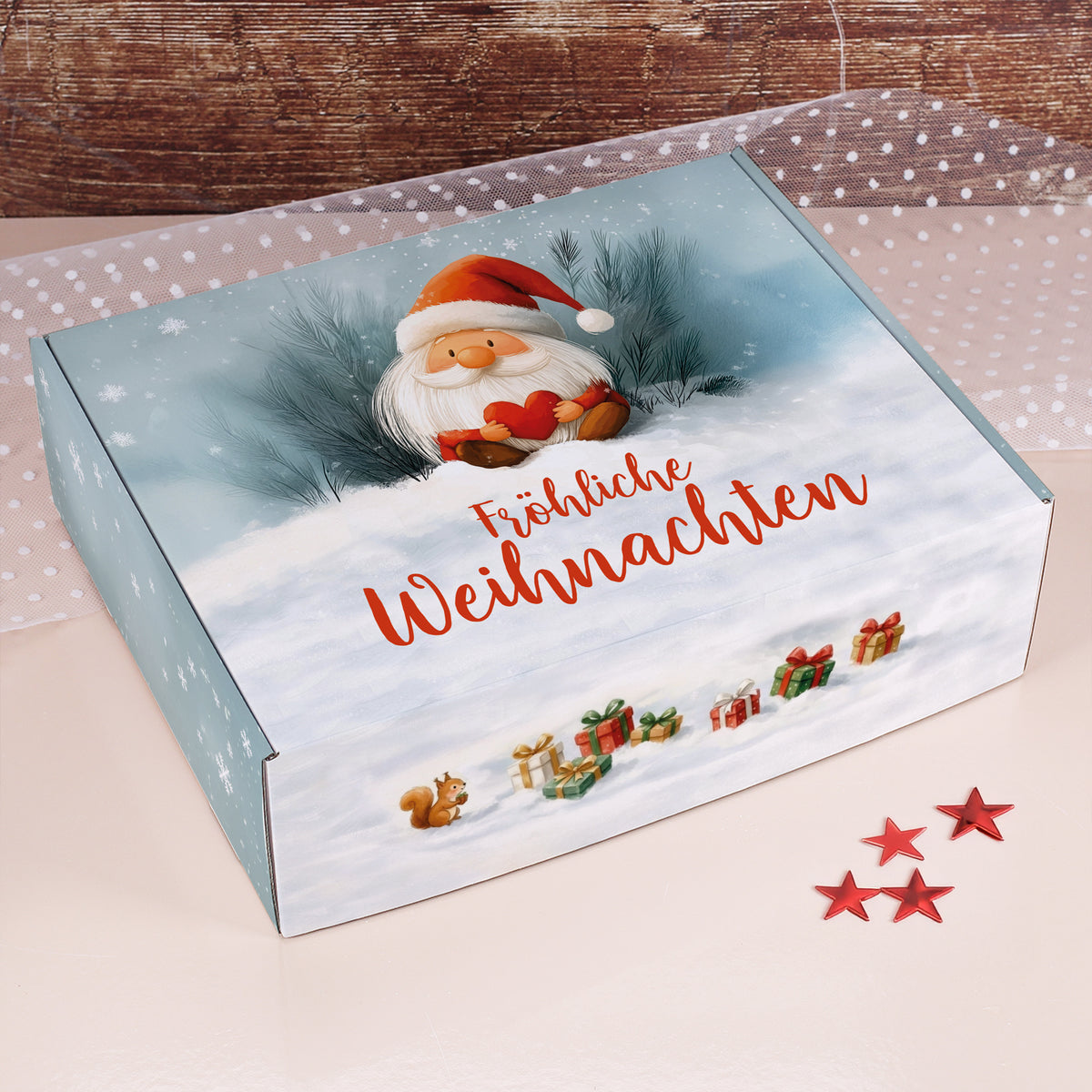 Person hält XL-Geschenkbox mit Wichtelmotiv – winterliche Szene