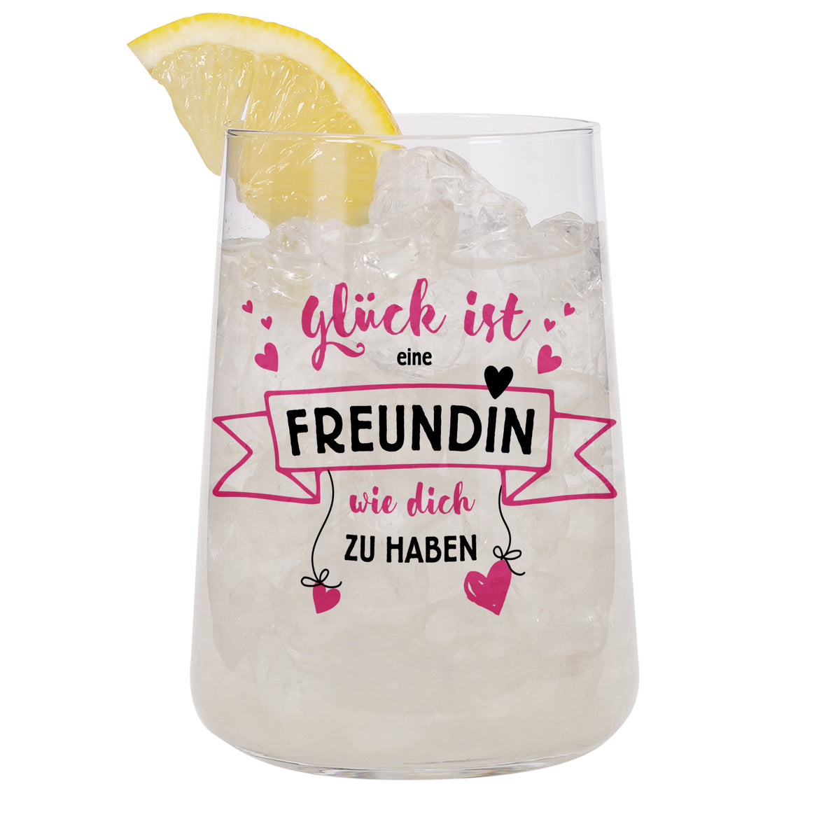 Klares Trinkglas mit Eiswürfeln, Zitronenscheibe und pink-schwarzem Freundinnen-Spruch auf weißem Hintergrund