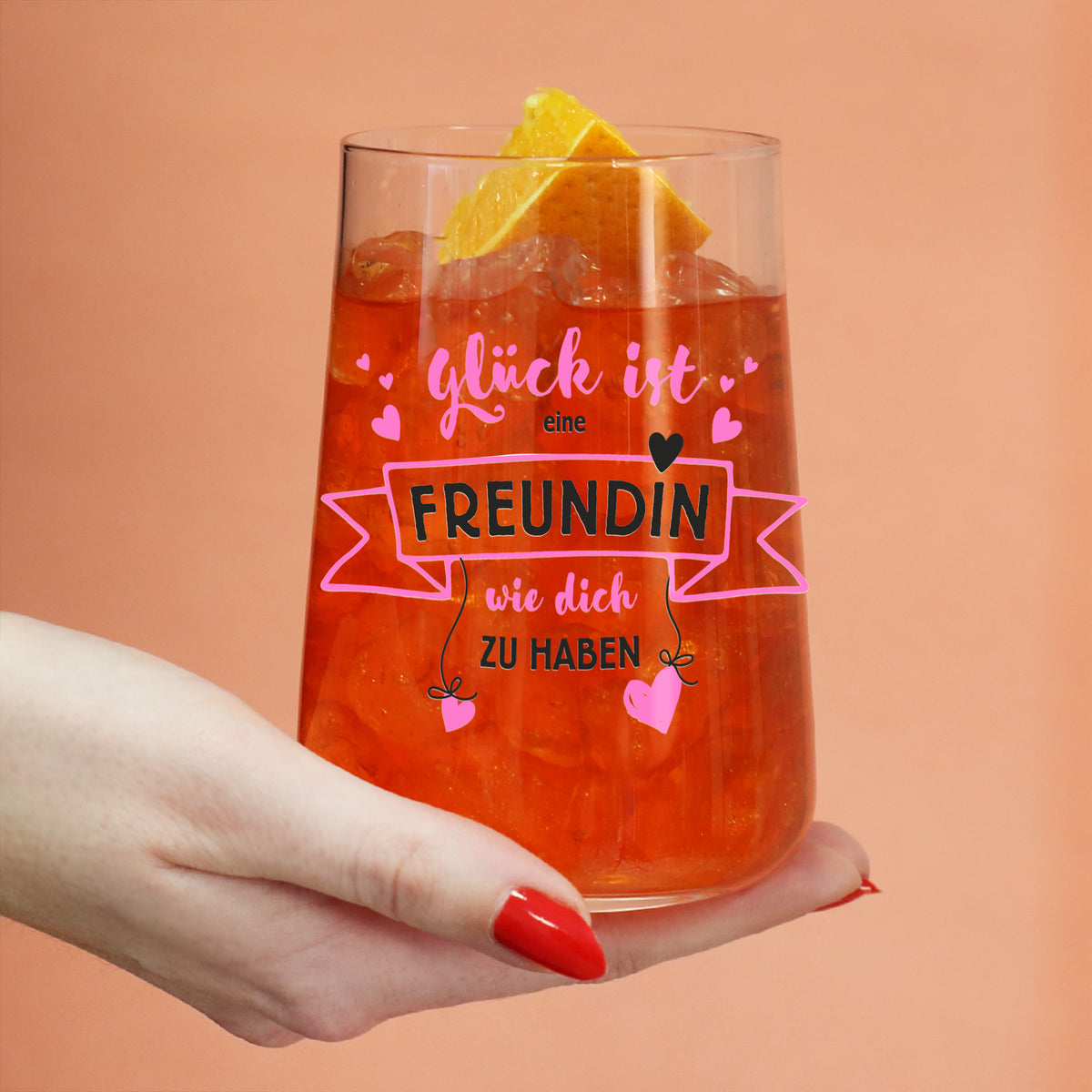 Spritzglas mit rotem Getränk, Eiswürfeln und Aufdruck „Glück ist eine Freundin wie dich zu haben“