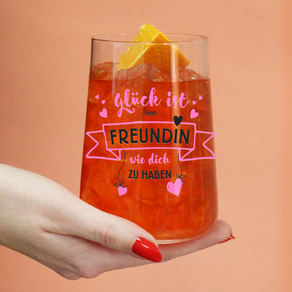 Spritzglas mit rotem Getränk, Eiswürfeln und Aufdruck „Glück ist eine Freundin wie dich zu haben“