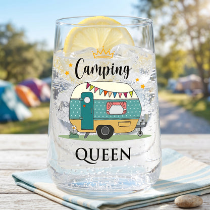 Trinkglas Camping Queen mit Wohnwagen, Zitronenscheibe und klarem Getränk auf Campingplatz