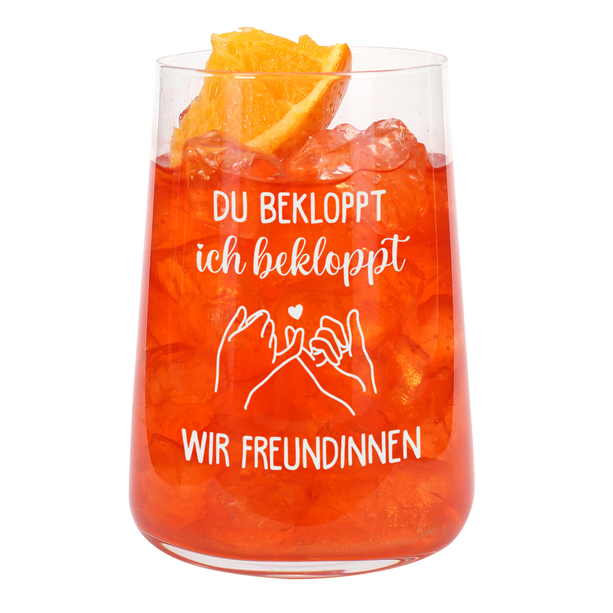 Trinkglas mit orangefarbenem Getränk, Eiswürfeln, Orangenscheibe und weißem Freundinnen-Spruch auf weißem Hintergrund
