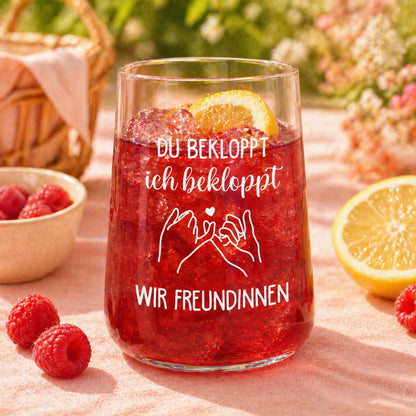 Trinkglas mit rotem Getränk, Himbeeren, Zitrone und Spruch „Du bekloppt, ich bekloppt, wir Freundinnen“