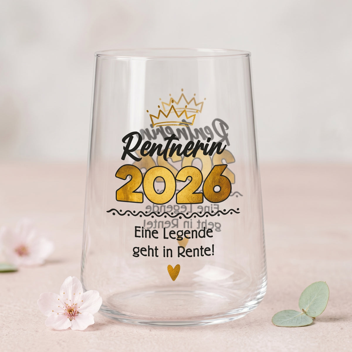 Leeres Trinkglas Rentnerin 2026 mit Krone, goldener Jahreszahl und Rentenspruch