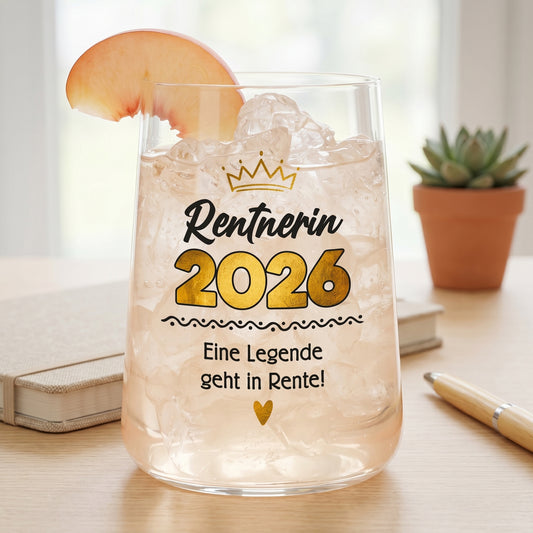 Trinkglas Rentnerin 2026 als Geschenk zur Rente mit Pfirsichgetränk auf Schreibtisch