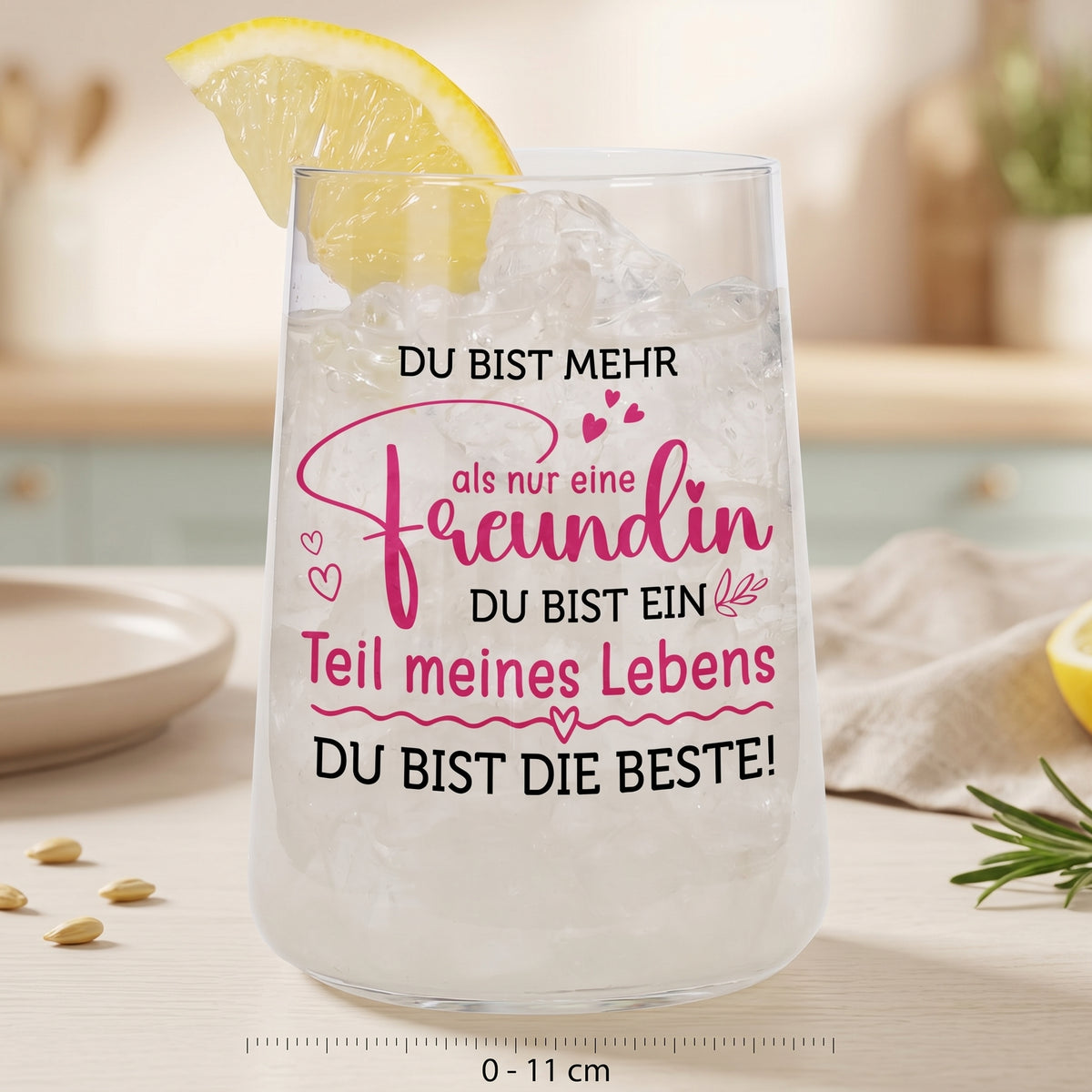 Trinkglas mit Spruch „Du bist mehr als nur eine Freundin, du bist ein Teil meines Lebens, du bist die Beste!“ mit Zitronenscheibe und Eiswürfeln